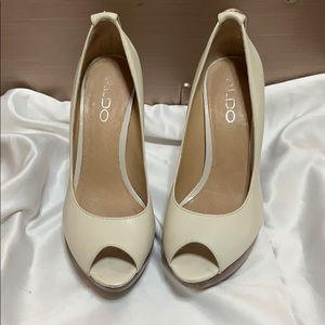 Gorgeous Aldo off-white heels